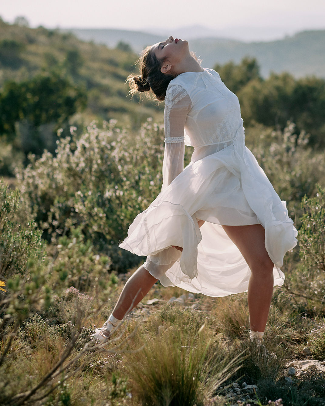 editorial modelo bailarina vestido de novia en parque natural