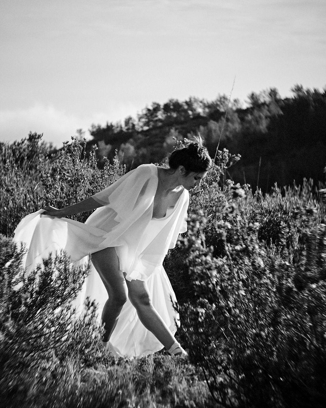 editorial modelo bailarina vestido de novia en parque natural
