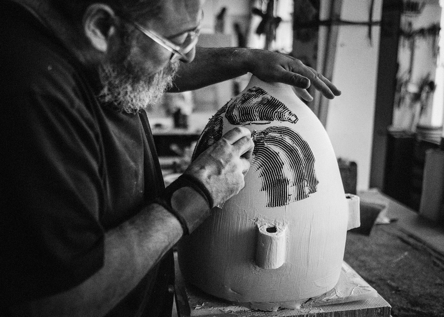 Escultor marcando la cerámica de una vasija